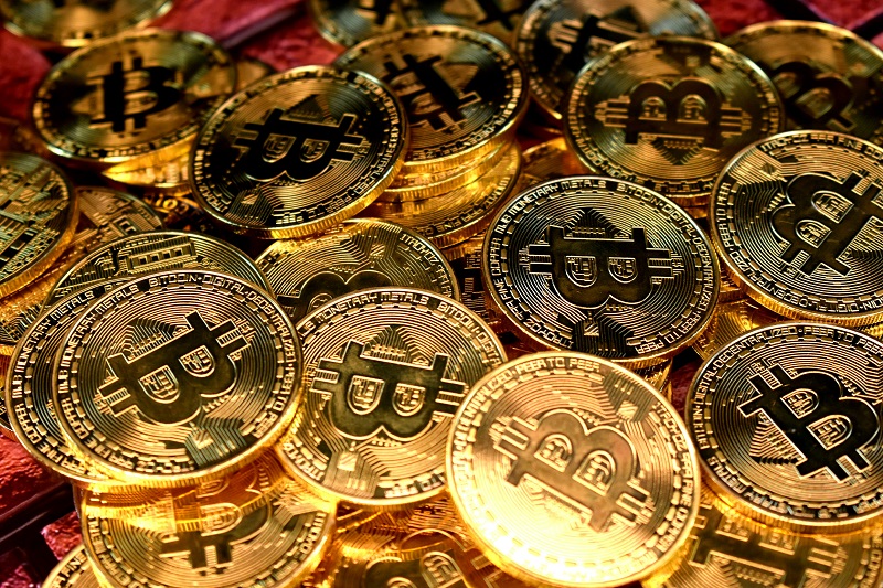 se pregătește să investească în bitcoin)