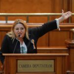 Şoşoacă a trecut la ameninţări de la tribuna Parlamentului. Susţine că Guvernul Ciucă va trimite afgani să ne vaccineze obligatoriu, aşa că va scoate românii în stradă