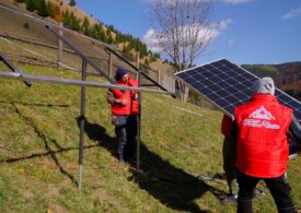 Asociația Energia Inteligentă a adus lumină în 10 case izolate din munți. Cum pot fi ajutați toți românii care n-au șansa racordării la rețea