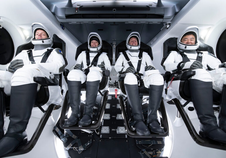 Un echipaj NASA-SpaceX s-a întors pe Pământ, după șase luni pe Stația Spațială Internațională