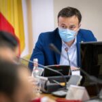 Mai mulţi deputaţi au fost ameninţaţi dacă votează certificatul verde, cu mesaje de genul: „Îţi dăm foc şi ţie, şi familiei!”