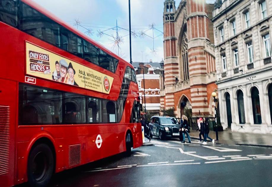 Centrul Londrei, transformat într-un „oraș de corturi”: migranți români, bulgari și din Orientul Mijlociu trăiesc pe stradă