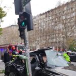 Un șofer drogat şi băut care fugea de poliție s-a înfipt într-un stâlp din centrul Capitalei (Video)