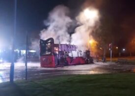 Un autobuz a fost deturnat și incendiat, în Irlanda de Nord