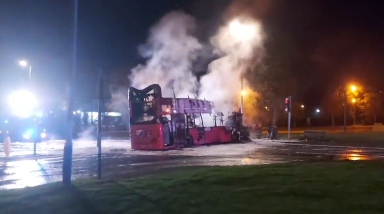 Un autobuz a fost deturnat și incendiat, în Irlanda de Nord