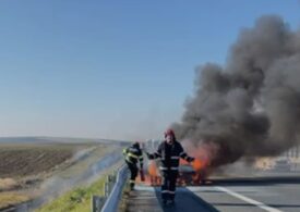 O maşină a luat foc pe autostrada Timişoara - Lugoj