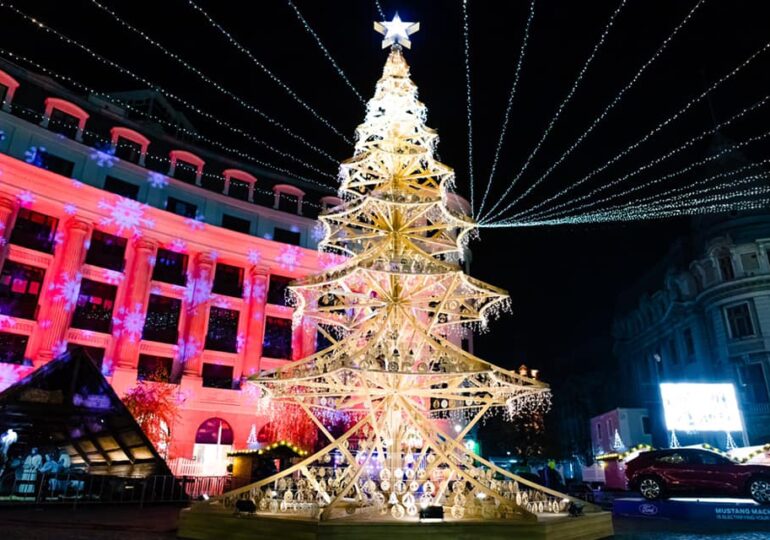 S-au aprins luminile de Crăciun în București