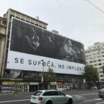 ”Se sufocă. Ne imploră. Regretă”. Cine e în spatele bannerului uriaș din centrul Capitalei