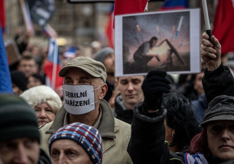 Protest cu mii de oameni la Praga: Să ne vaccinăm? Doar peste cadavrele voastre!