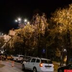 A început montarea decorațiunilor de Crăciun în București. La Brașov, a fost instalat bradul