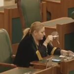 O colegă din Senat a sunat la 112 pentru a reclama că Șoșoacă nu poartă mască. Un polițist o așteaptă la ușă