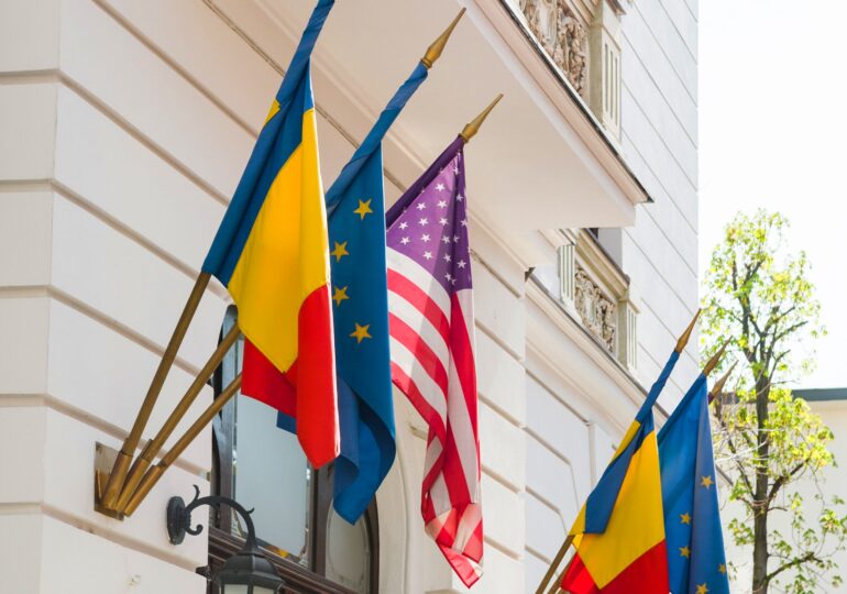 Românii sunt cu ochii spre Vest: Peste 70% cred că NATO ne va apăra în cazul unui război în Ucraina. Biden, Maia Sandu şi Macron, în topul încrederii (Sondaj INSCOP)