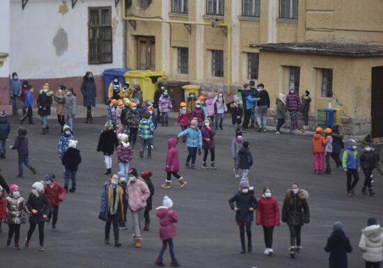 Reprezentant al părinților: Tot ce se întâmplă acum în școli putea fi gândit și rezolvat din vară. Știai că vine valul 4, nu știai ziua și ora <span style="color:#990000;font-size:100%;">Interviu</span>