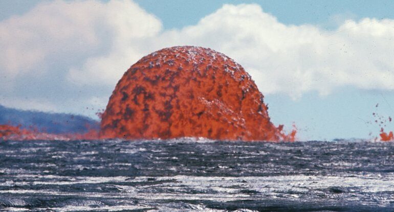 Acesta e vulcanul care a erupt timp de cinci ani fără încetare!