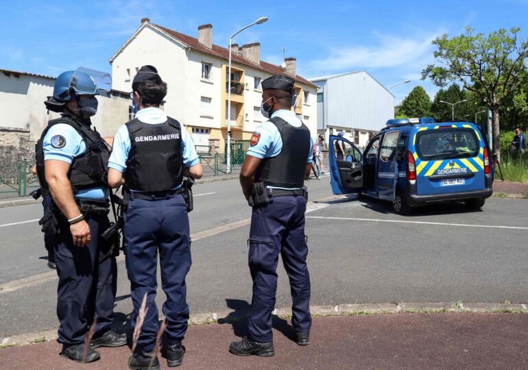 Cannes: Un polițist a fost înjunghiat chiar la volanul maşinii de un atacator, "în numele profetului"