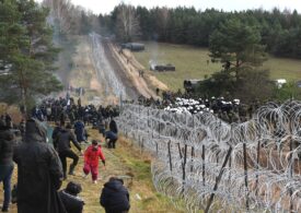 Confruntări violente la granița Polonia- Belarus, unde migranții disperaţi au încercat să forţeze trecerea, iar grănicerii răspund cu tunuri de apă şi  gaze lacrimogene (Video)