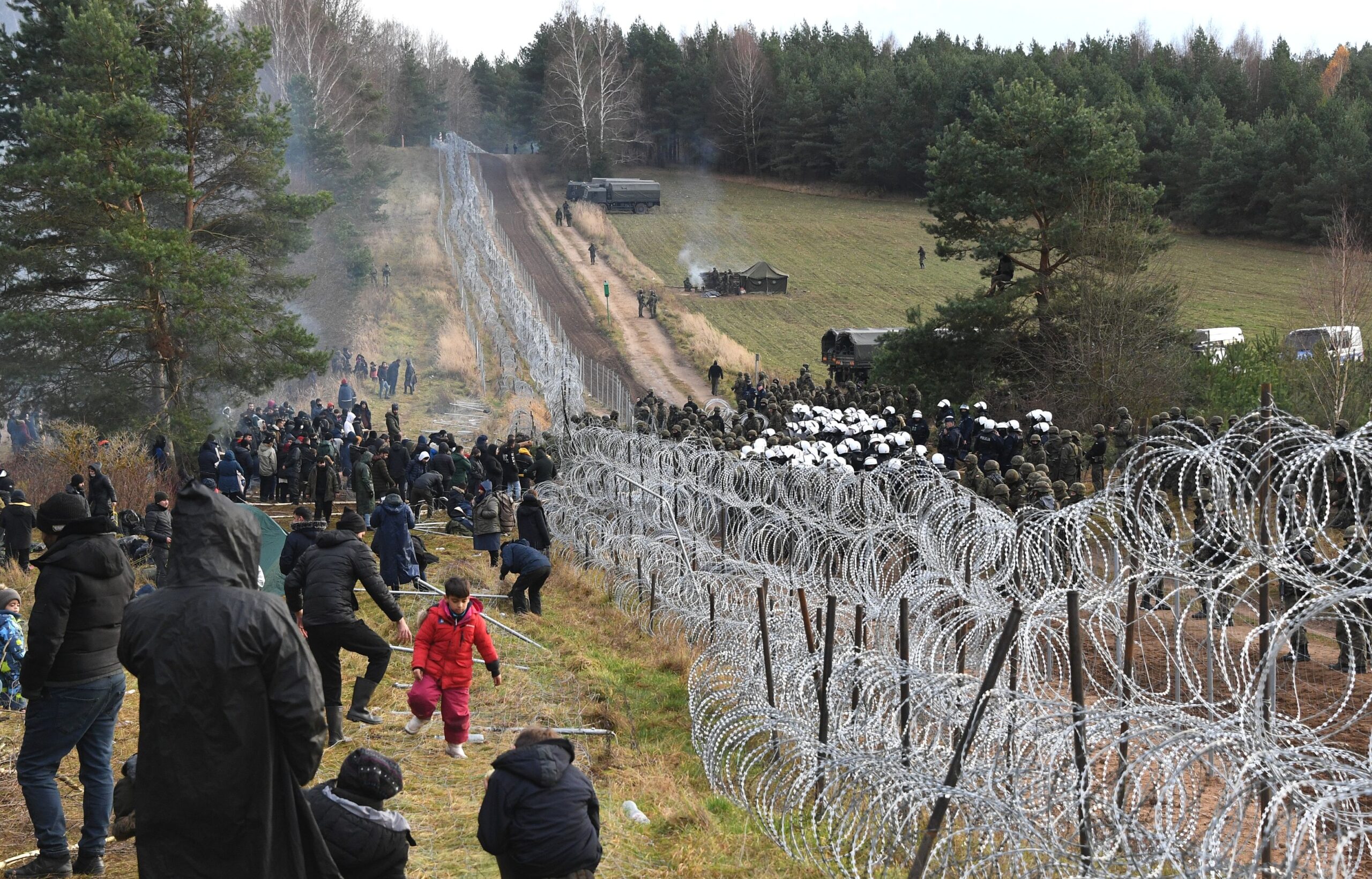 Граница белоруссия польша сегодня. Польская граница с Белоруссией мигранты. Беженцы на границе Белоруссии и Польши 2021. Мигранты на границе Беларуси. Граница Беларусь Польша.