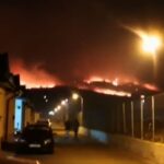 Incendiu uriaș de vegetație pe muntele Pietricica. Focul se propagă spre zonele locuite din Piatra Neamț (Video)