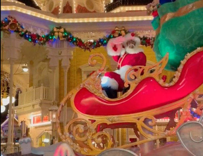 Premieră în SUA: Moș Crăciuni de culoare vor apărea în parcurile Disney