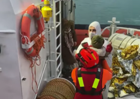 O navă românească, parte a misiunii FRONTEX, a participat la o operaţiune dificilă de salvare a unor migranţi în Mediterană (Video)