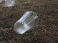 Lipsa petrolului declanșează o criză mondială de bunuri de zi cu zi – de la pungi de plastic la mănuși sanitare, haine sau cosmetice