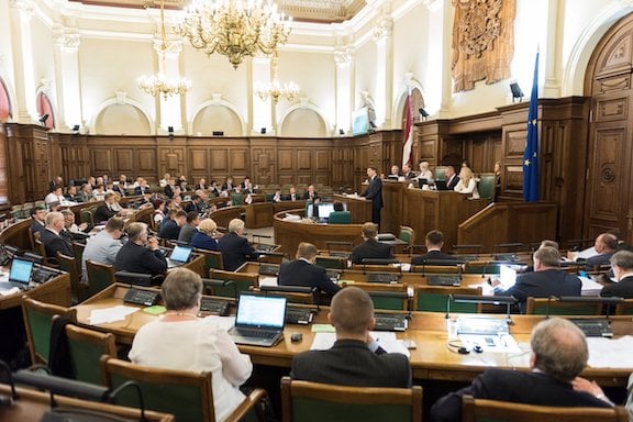 Parlamentul din Letonia a decis să le interzică dreptul de vot şi să le reducă salariul deputaţilor nevaccinaţi împotriva COVID-19