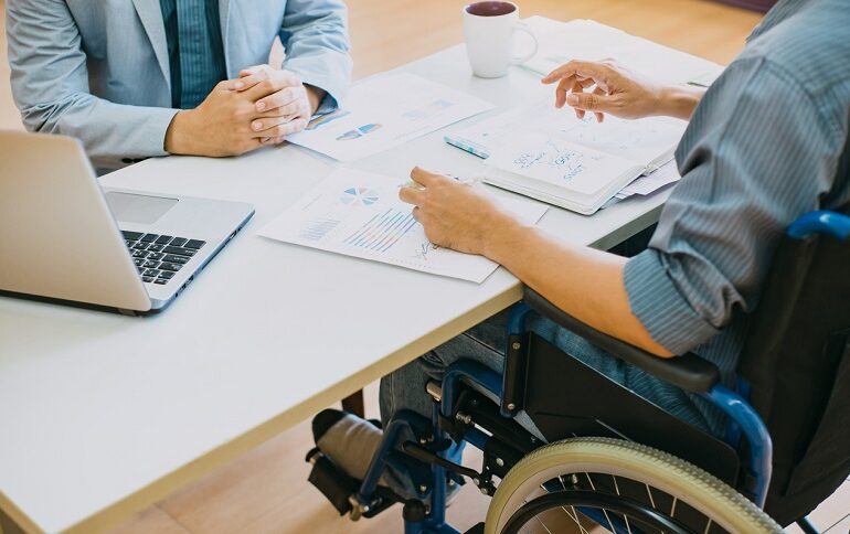 Integrarea persoanelor cu dizabilități pe piața forței de muncă din România. Ce trebuie să știe companiile