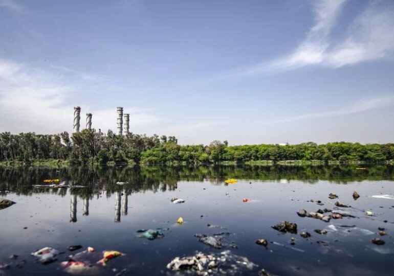 Apele din România sunt pline de microplastic. Rezultatele îngrijorătoare ale primului studiu făcut în țara noastră
