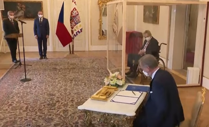 Președintele Cehiei, bolnav de Covid, a nominalizat premierul dintr-o cutie de plexiglas (Video)