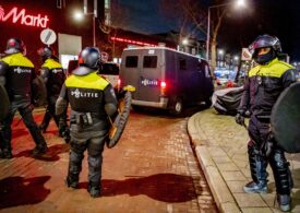 Proteste violente în Olanda faţă de noile restricţii. Manifestanții au incendiat mașini și au aruncat cu pietre în polițiști (Video)