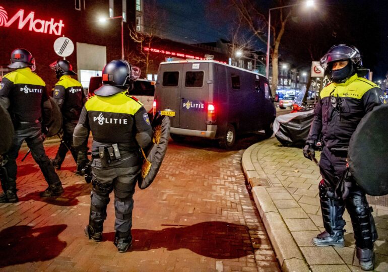 Proteste violente în Olanda faţă de noile restricţii. Manifestanții au incendiat mașini și au aruncat cu pietre în polițiști (Video)