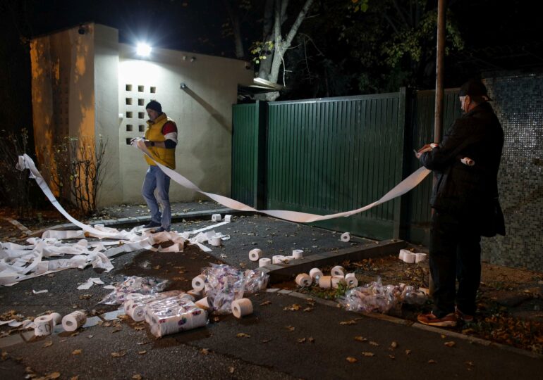 Protest la Vila Lac, unde liberalii s-au reunit pentru a decide cu cine vor guverna. S-a aruncat cu hârtie igienică în mașinile lor (Foto & Video)