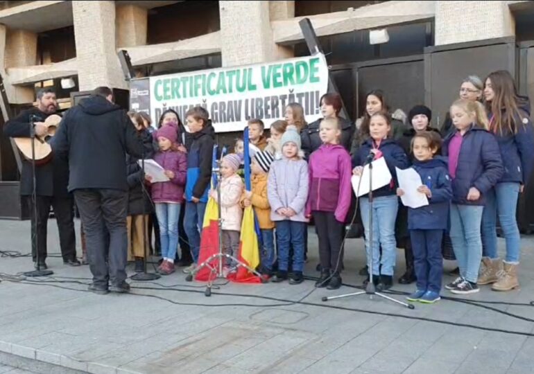 Anchetă la Suceava după ce zeci de copii au participat la proteste anti-vaccin conduse de un primar PNL (Video)