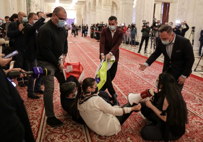 Protest cu scandal la Parlament, în timpul votului pentru Guvernul Ciucă (Galerie foto & Video)