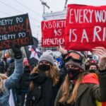 Protestele continuă cu mii de oameni în Polonia. O femeie a murit din cauza legii anti-avort, Guvernul dă vina pe medici (Foto & Video)