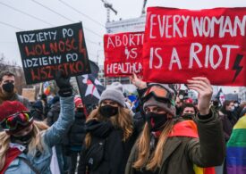 Protestele continuă cu mii de oameni în Polonia. O femeie a murit din cauza legii anti-avort, Guvernul dă vina pe medici (Foto & Video)