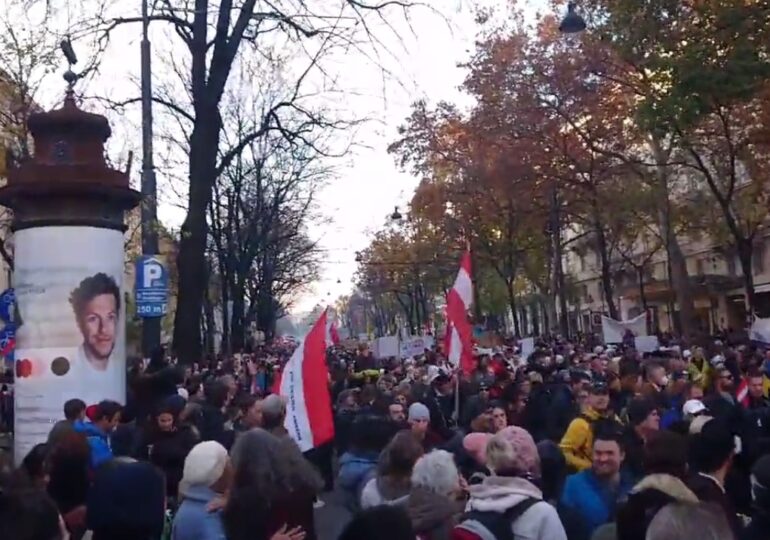 Mii de oameni protestează la Viena faţă de carantină și vaccinarea antiCovid obligatorie (Video)
