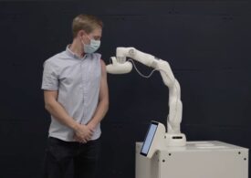 Robotul care administrează vaccinul antiCovid fără ac şi fără medic (Video)