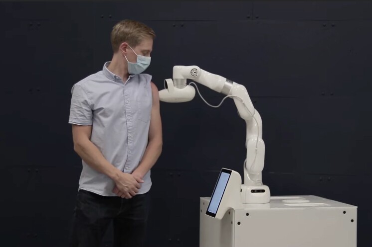 Robotul care administrează vaccinul antiCovid fără ac şi fără medic (Video)