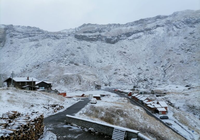 A nins la munte! Salvamont recomandă turiştilor să se echipeze de iarnă şi să evite traseele fără marcaje