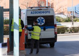 Polițiștii greci au mers la medicii privaţi pentru a le ordona să meargă în spitalele de stat. Cei care refuză riscă închisoarea