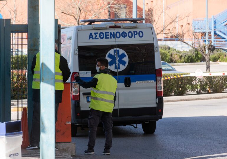Polițiștii greci au mers la medicii privaţi pentru a le ordona să meargă în spitalele de stat. Cei care refuză riscă închisoarea
