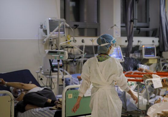 Pandemia, prin ochii medicilor: Mulți pacienți ar putea evita tragedii, dacă și-ar face o evaluare. Cel mai cumplit e să suni la 2 -3 dimineața și să spui <i>”A murit”</i>