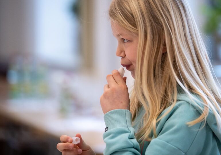 Salvați Copiii cere urgentarea testării antigen în școli: pot fi implicate cadrele medicale și părinţi voluntari