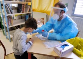 Testele de salivă pentru elevi, un haos ce va deveni un eșec lamentabil? Părinții cer clarificări, ministrul Cîmpeanu face clipuri demonstrative