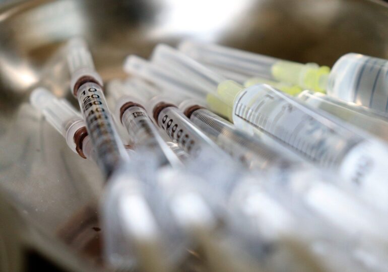 Se întâmplă și în Belgia: Un medic e anchetat pentru 2.000 de vaccinări la chiuvetă
