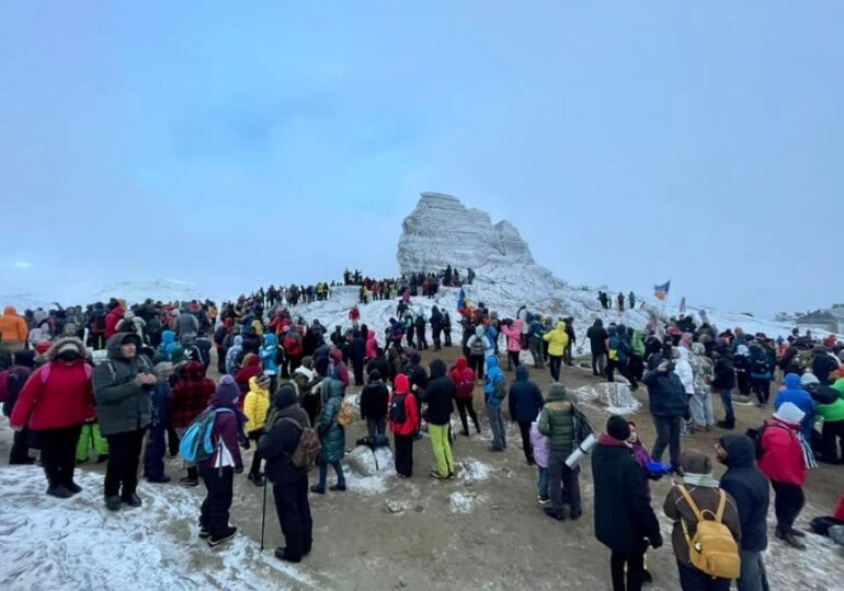 Mii de oameni au urcat pe Platoul Bucegilor de Ziua Sfinxului. Salvamontiștii au intervenit pentru a salva 6 persoane (Foto&video)