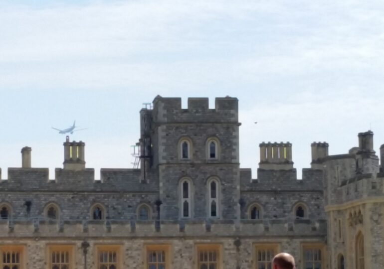 Un tânăr a intrat cu o arbaletă la castelul Windsor: Voi încerca să o asasinez pe regina Elizabeta (Video)
