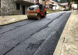 Bușteni: O casă a fost avariată de drumarii care încercau să asfalteze strada