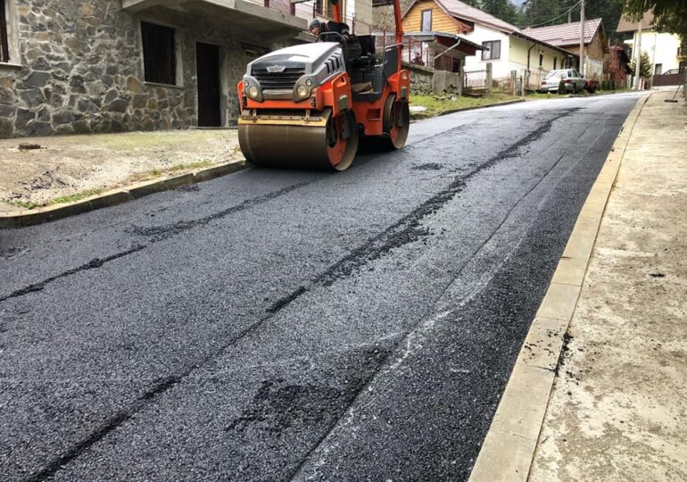 Bușteni: O casă a fost avariată de drumarii care încercau să asfalteze strada